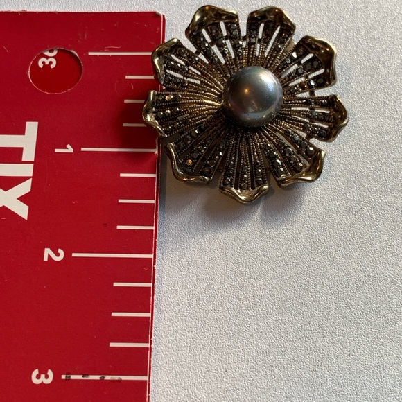 Large Gold-Toned Floral Brooch with Marcasites and a realistic Tahitian Pearl - Picture 3 of 3